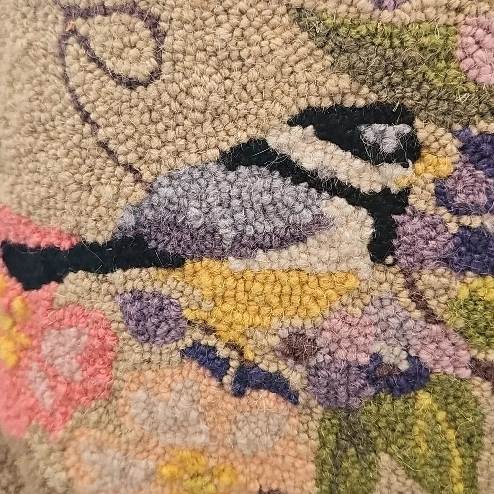 Charming Floral Bird Accent Pillow. American Cottage. Green,‎ 16